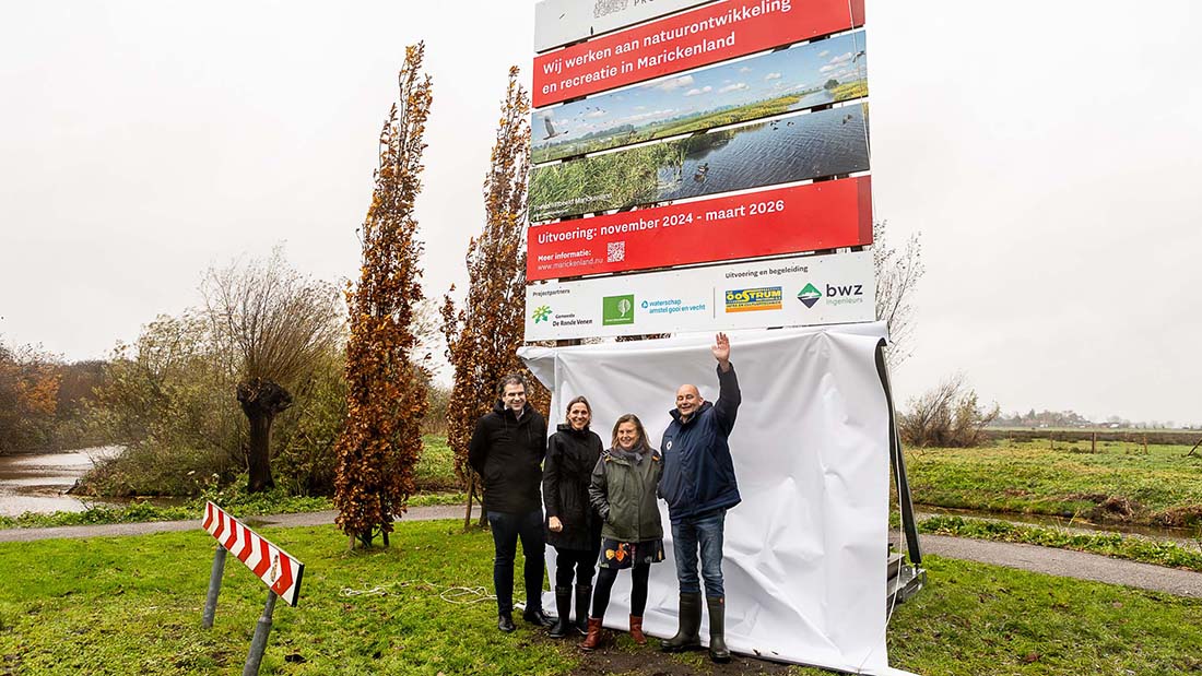 Bestuurder Arjan van Rijn bij het bouwbord van Marickenland.jpg