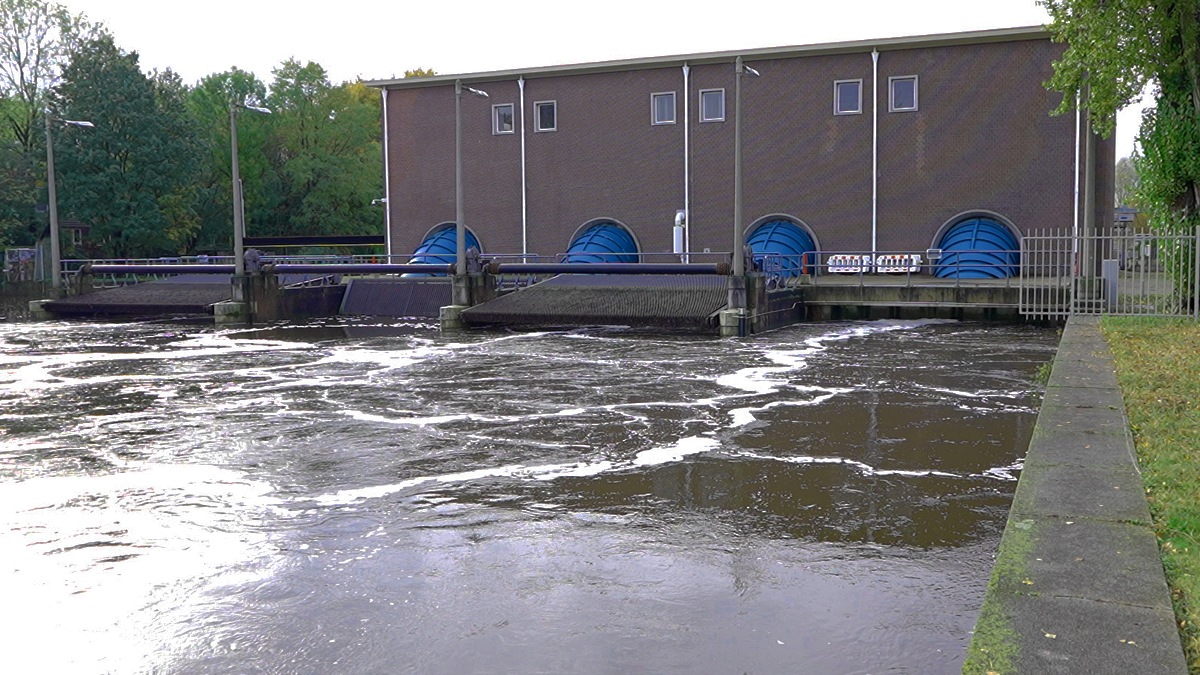 Gemaal Zeeburg in actie.jpg