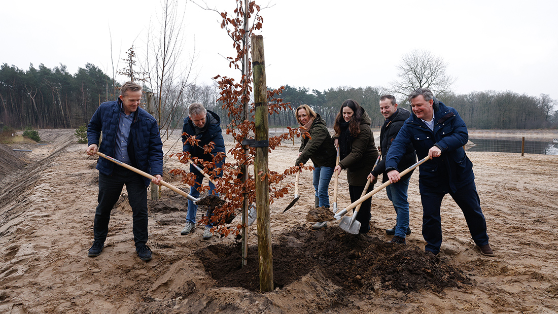 Partners planten inheemse bomen bij de waterberging in Hilversum.jpg